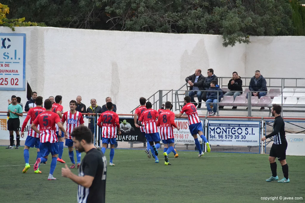 Jugadores del CD Jávea celebrando el tanto de Faye