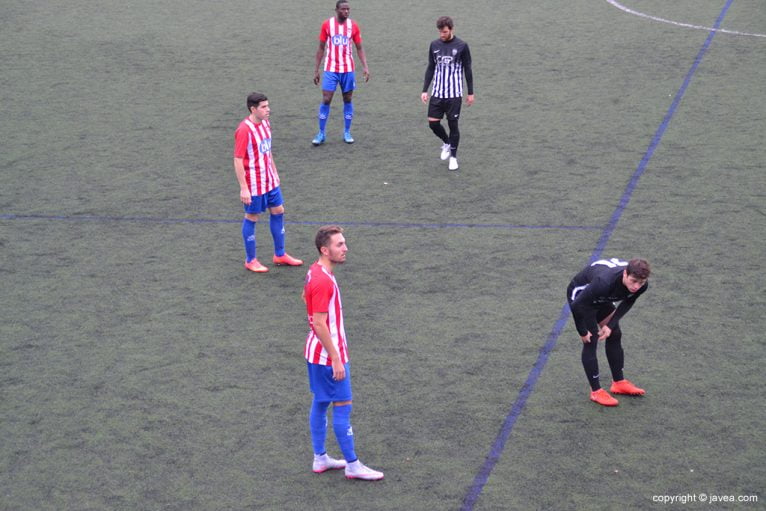 La defensa del CD jávea durante un partido