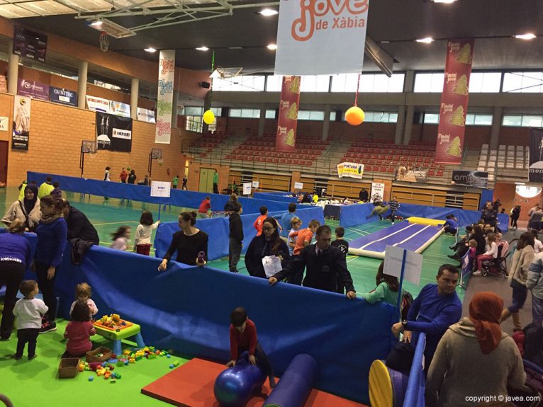 Niños jugando en el Nadal Jove de Xàbia