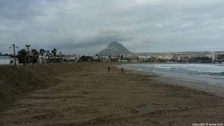 Playa del Arenal con el dique para frenar el temporal