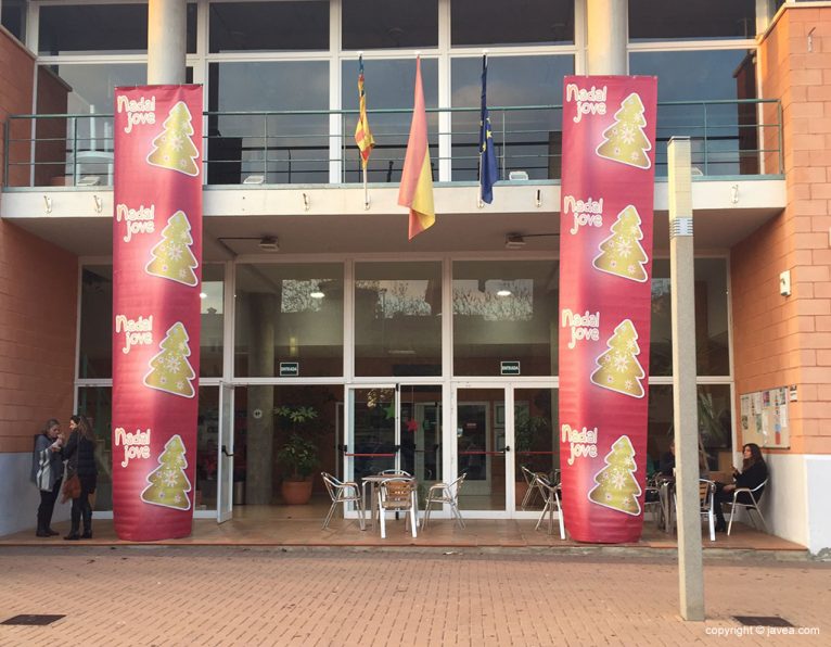 Puerta de acceso al pabellón Miguel Buiges decorada