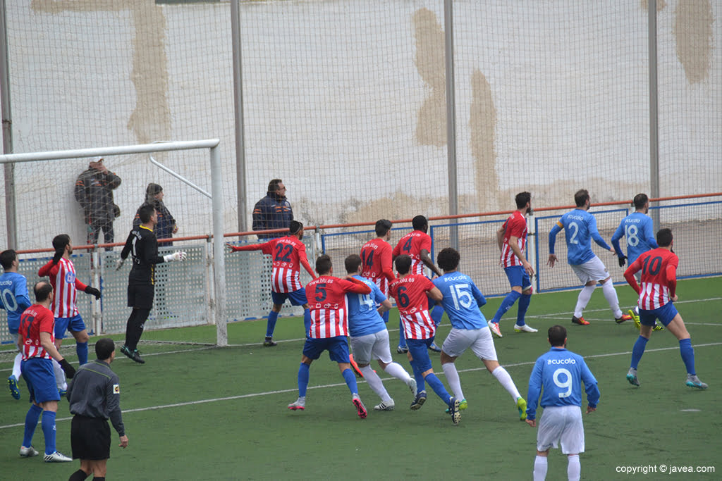 El CD Jávea defendiendo un corner