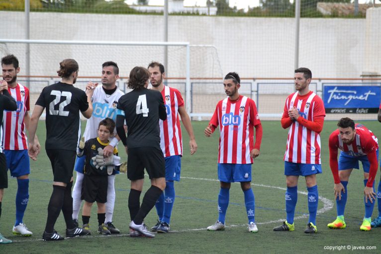 Jugadores del Jávea saludando a un rival