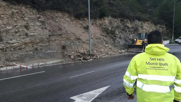 Pala quitando piedras