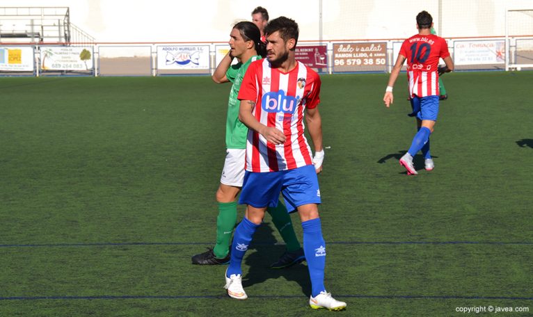 Petu el goleador del CD Jávea durante un partido