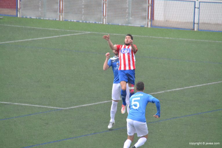 Petu saltando a por un balón