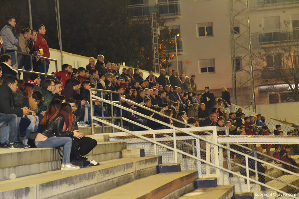 Aspecto de la grada del campo de fútbol de Xàbia