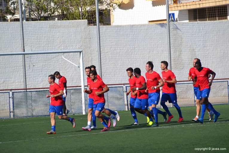 Calentamiento de los jugadores del CD Jávea