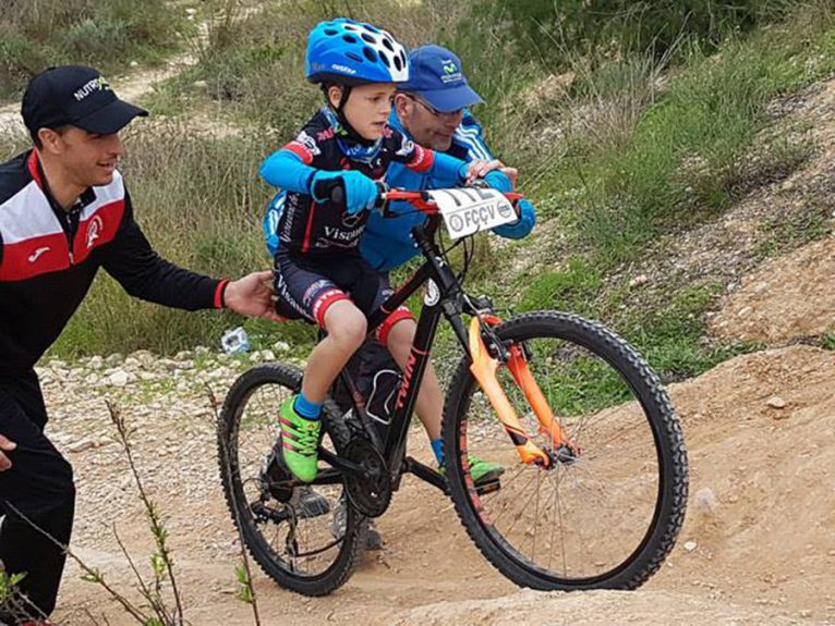 El joven Dani Cepa sobre la bicicleta