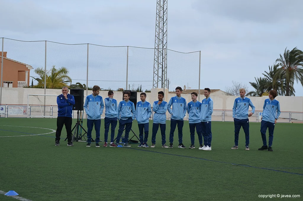 El tecnico con los jugadores del Cadete A