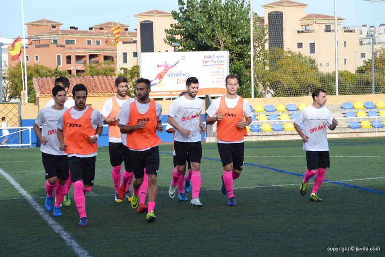 Jugadores de la UD Oliva calentando