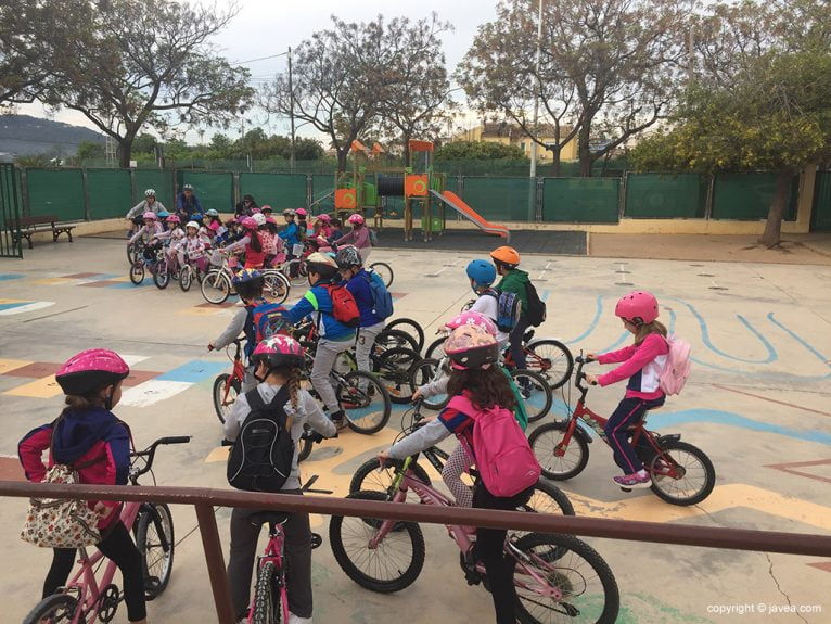 Alumnos preparados para la Bicicletada