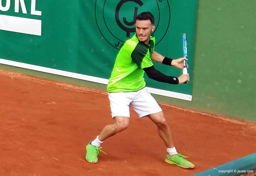 Javier Marti golpeando una bola