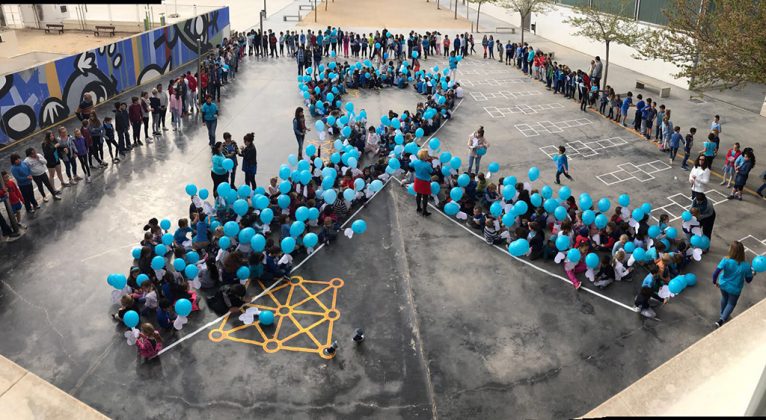 Lazo azul en el colegio del Arenal