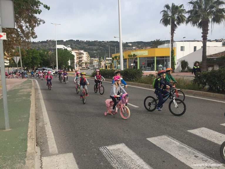 Los alumnos disfrutan en la Bicicletada