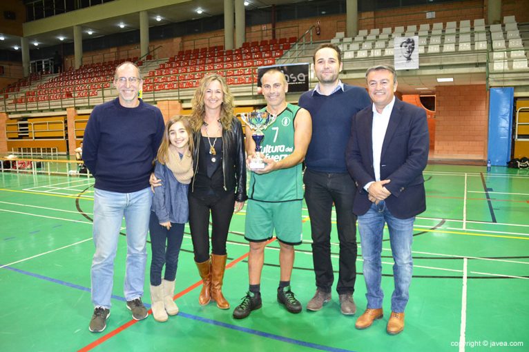 Jaume Costa recogiendo el trofeo una edición del Memorial Miguel Buigues