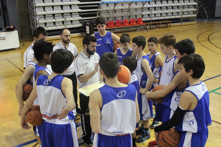 Josep Peral junto a sus compañeros recibiendo instrucciones