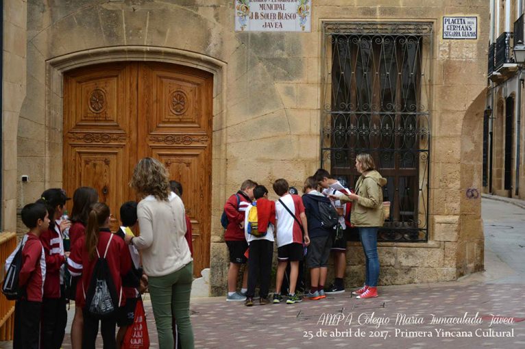 Los alumnos durante la yincana