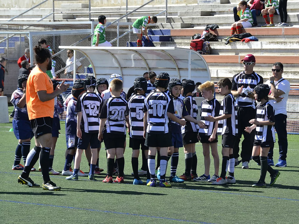 Saludo entre jugadores de los dos equipos