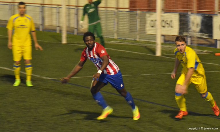 Faye buscando el balón