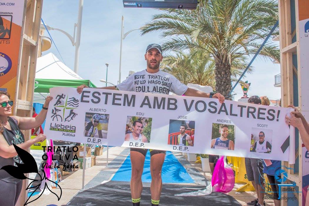 Javier Salmerón luciendo la pancarta