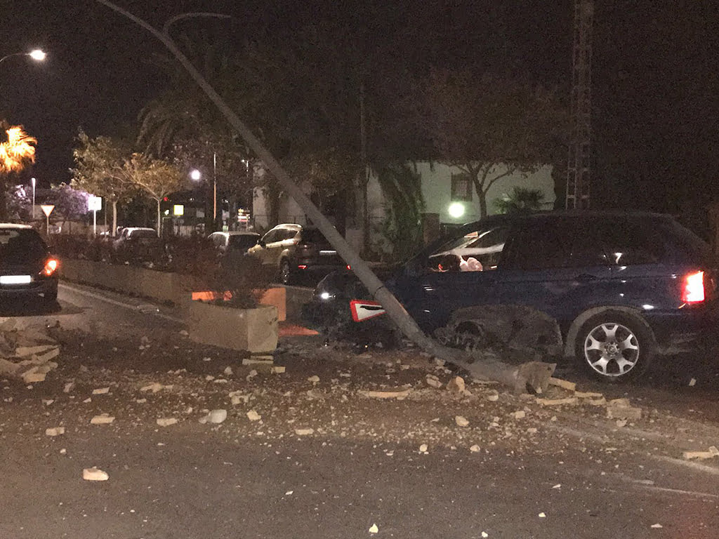 Un conductor pierde el control del vehículo y colisiona con la mediana