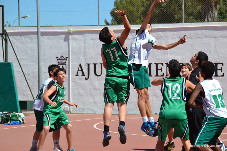 Uno de los equipos del CB Joventut Xàbia frente al CB Ifach Calpe