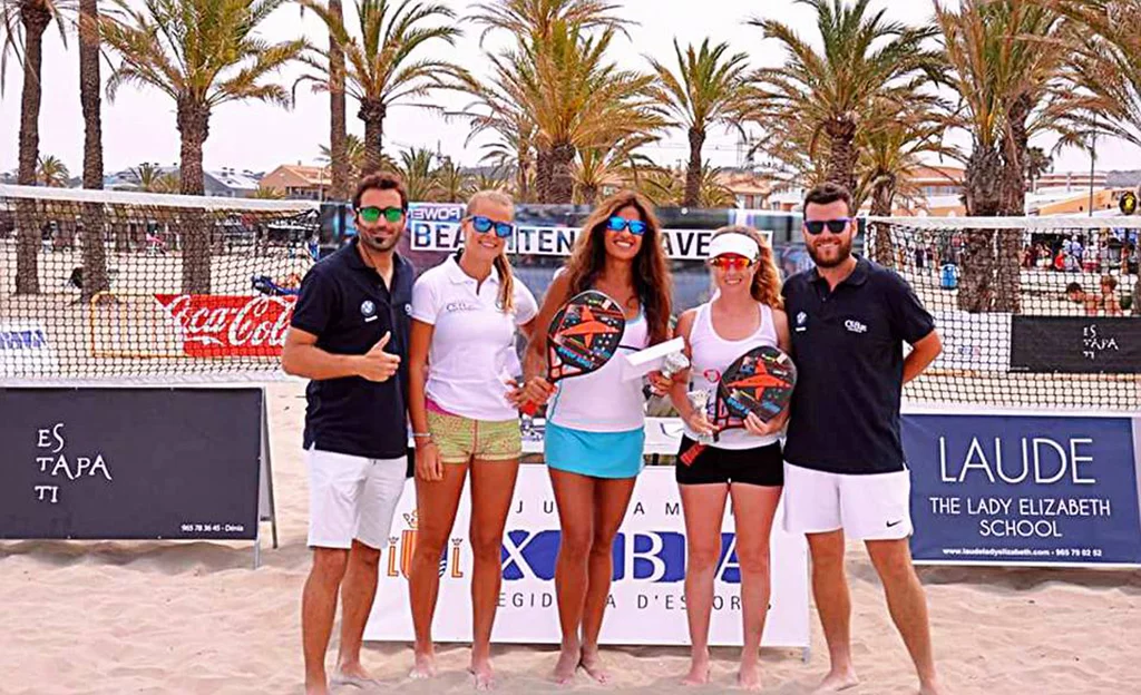 Verónica Martínez y Mary Shams con su trofeo de finalistas