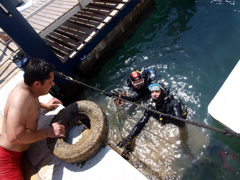 Buzos limpando los fondos marinos del puerto de Xàbia