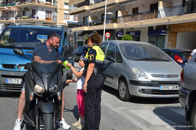 Felicitan al conductor por parar y dejar pasar a los peatones