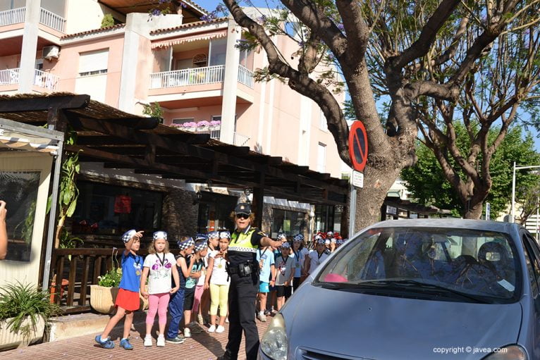 Los alumnos detectan el mal estacionamiento de un vehículo