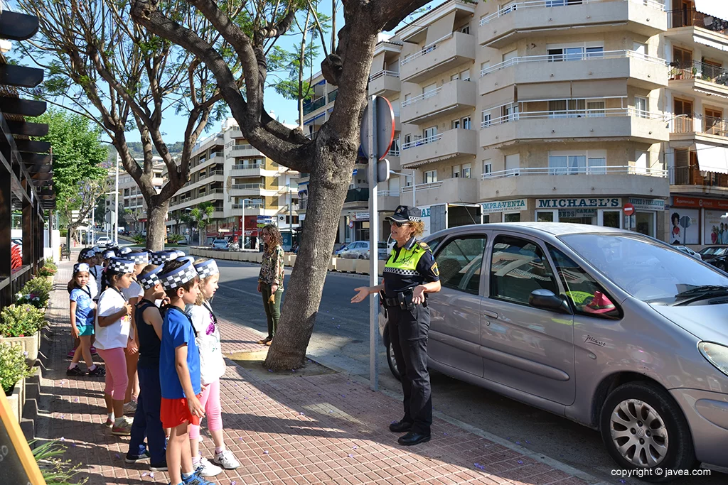 Los escolares observan como un vehículo ha estacionado en el carril de taxis