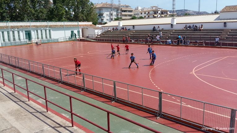 Los niños disfrutaron jugando a hockey