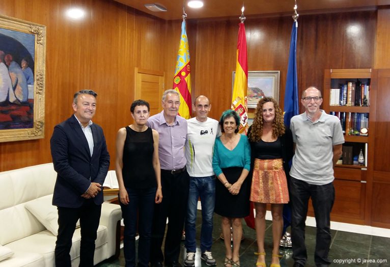 Nasio Cardona con su familia, José Chulvi y Vicent Colomer