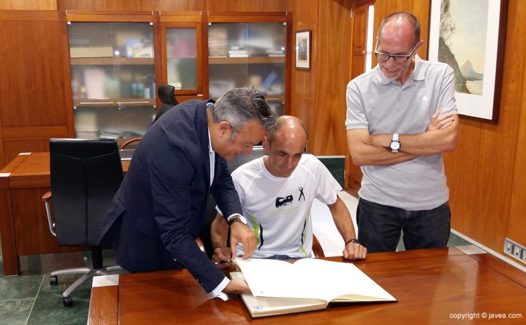 Nasio Cardona firmando en el libro de honor