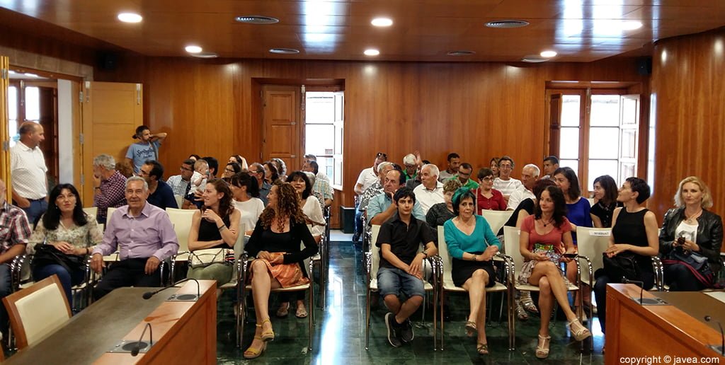 Público en el salón de plenos en el homenaje a Nasio Cardona