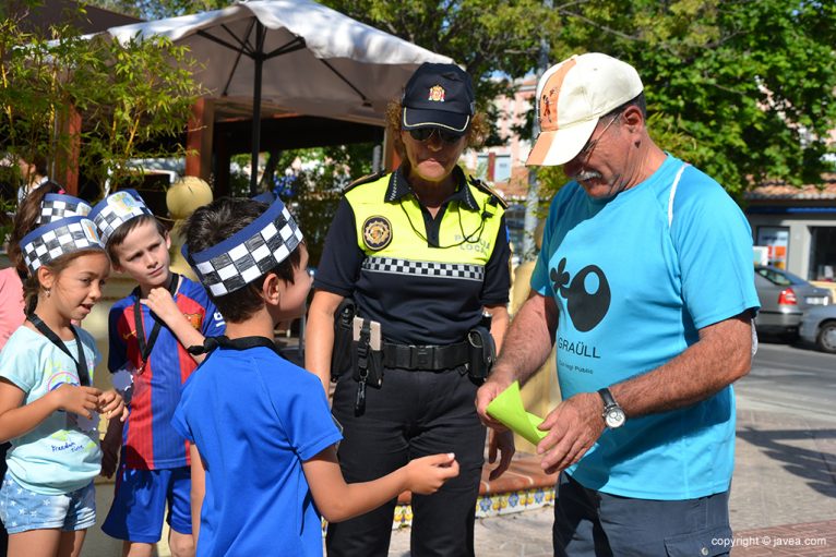 Un alumno premia a un viandante por cruzar correctamente