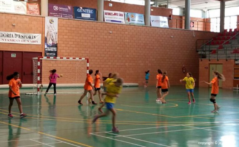 Uno de los partidos de la Trobada de Handbol en Xàbia