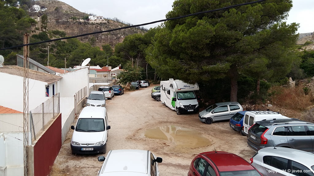 Coches en el aparcamiento de la Granadella