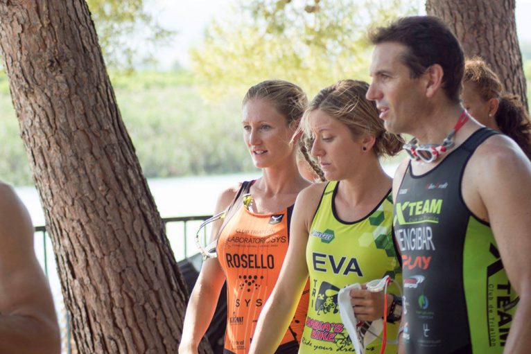 Cristina Roselló con Eva Escortell antes de entrar en el agua