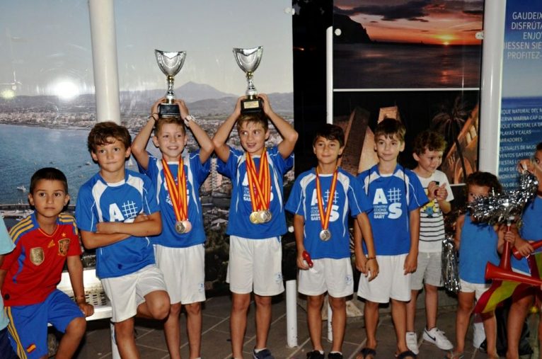 Gimnastas xabieros luciendo sus trofeos