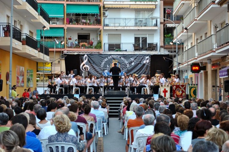 La banda durante el concierto del concierto de música festera