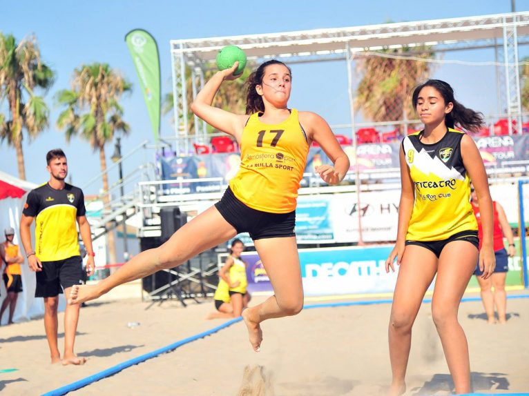 Lanzamiento en salto de una infantil del Club Handbol Xàbia