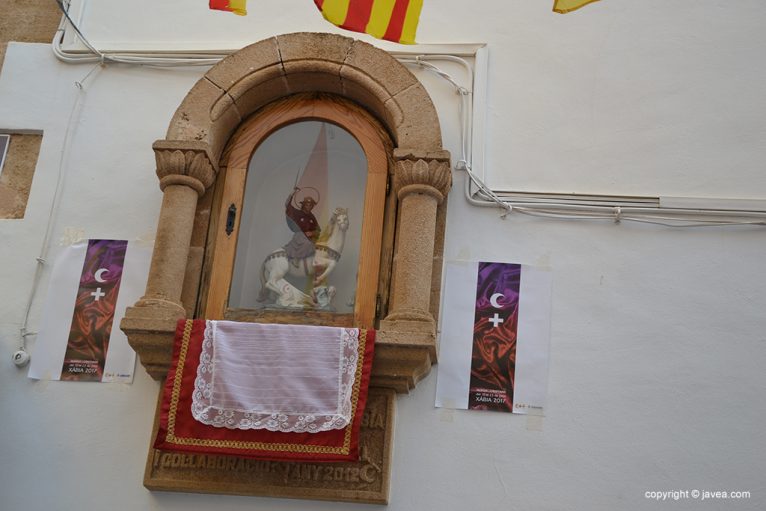 Ofrenda floral en el Centro Histórico a la hornacina de San Jaime