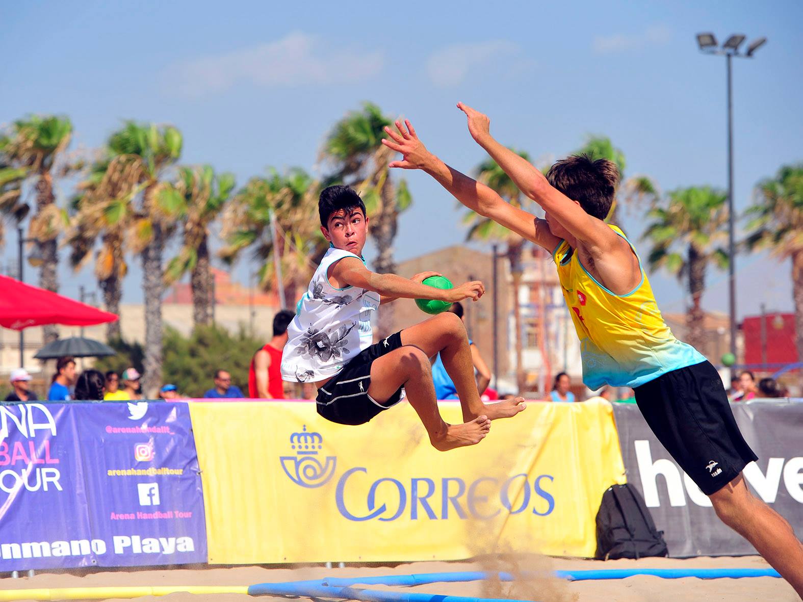 Salto acrobático de un cadete del Club Handbol Xàbia