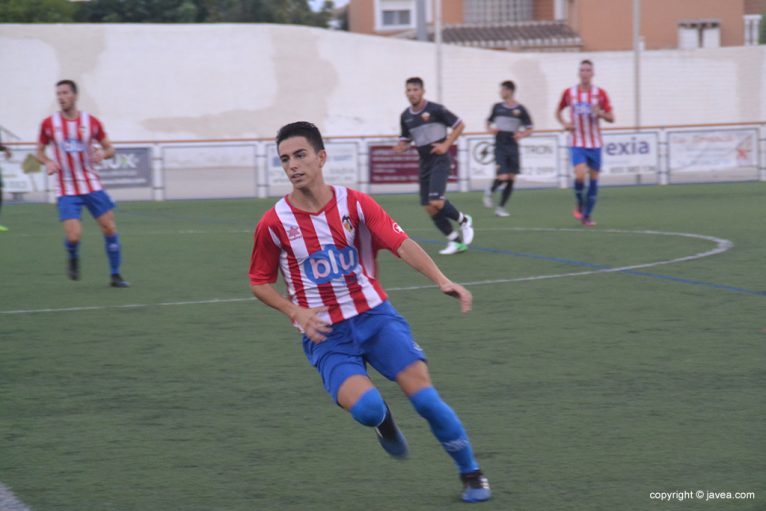 Álvaro jugador del CD Jávea disputanto un balón