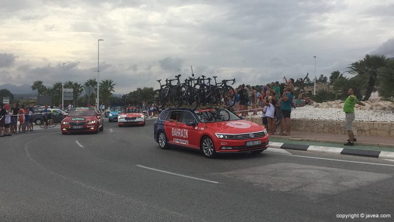 Coches de la organización a su paso por Xàbia