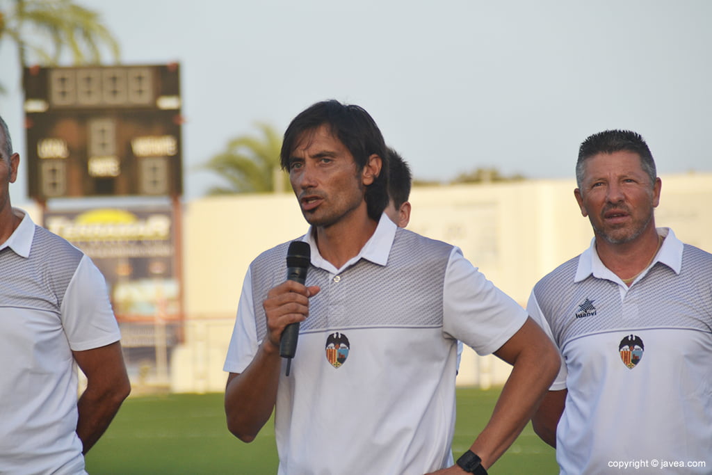 Diego Estrada hablando al público