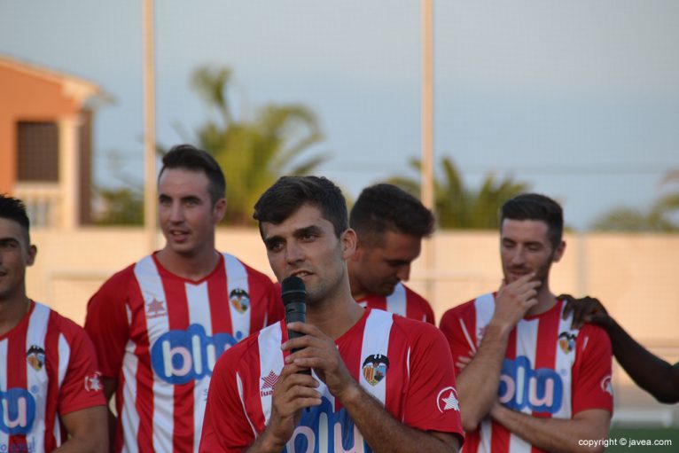 El capitán del CD Jávea, Aldo, en la presentación del equipo