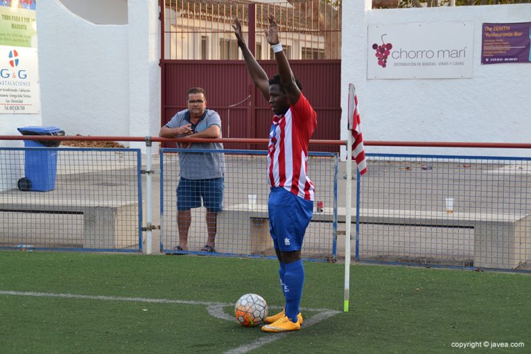 Faye sacando un corner